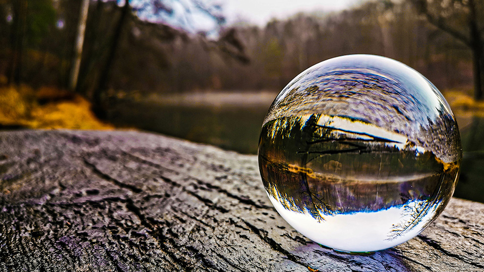 Eine Glaskugel in der Natur, die Umgebung spiegelt sich in der Kugel